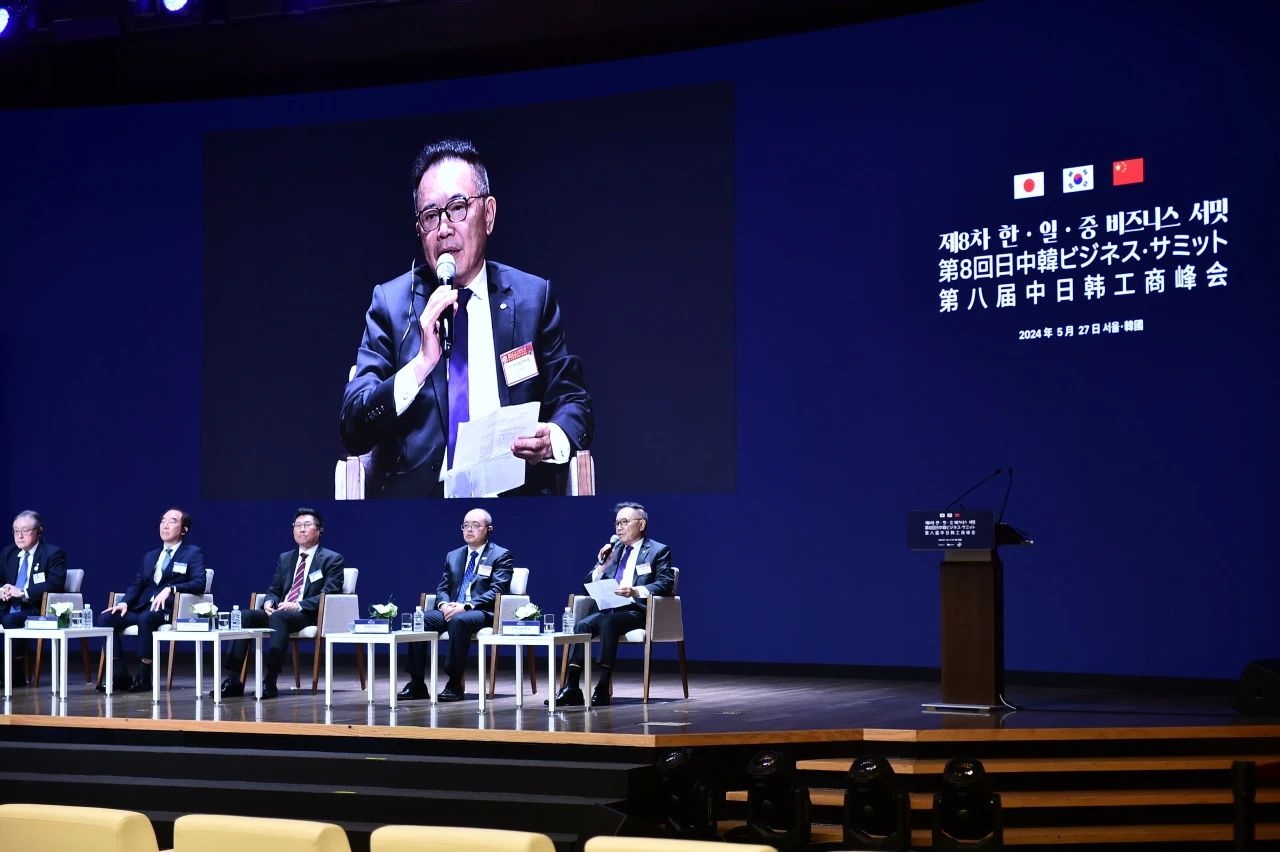 Founder and Chairman of TCL, LI Dongsheng, attended the 8th China-Japan-Korea Business Summit.